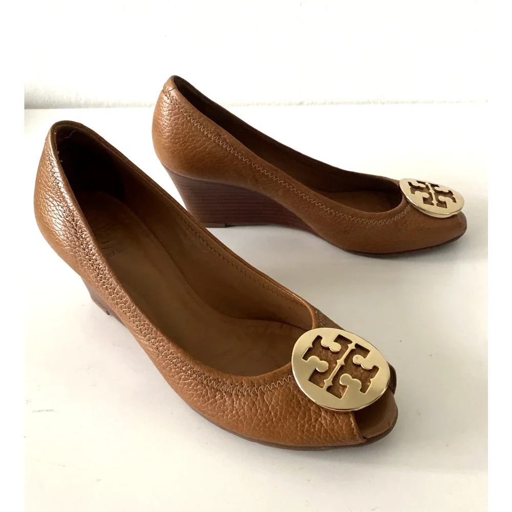 Tory Burch Sally Pump Wedge Heel Tan Brown Leather Gold Logo Peep Toe Cognac 8 M